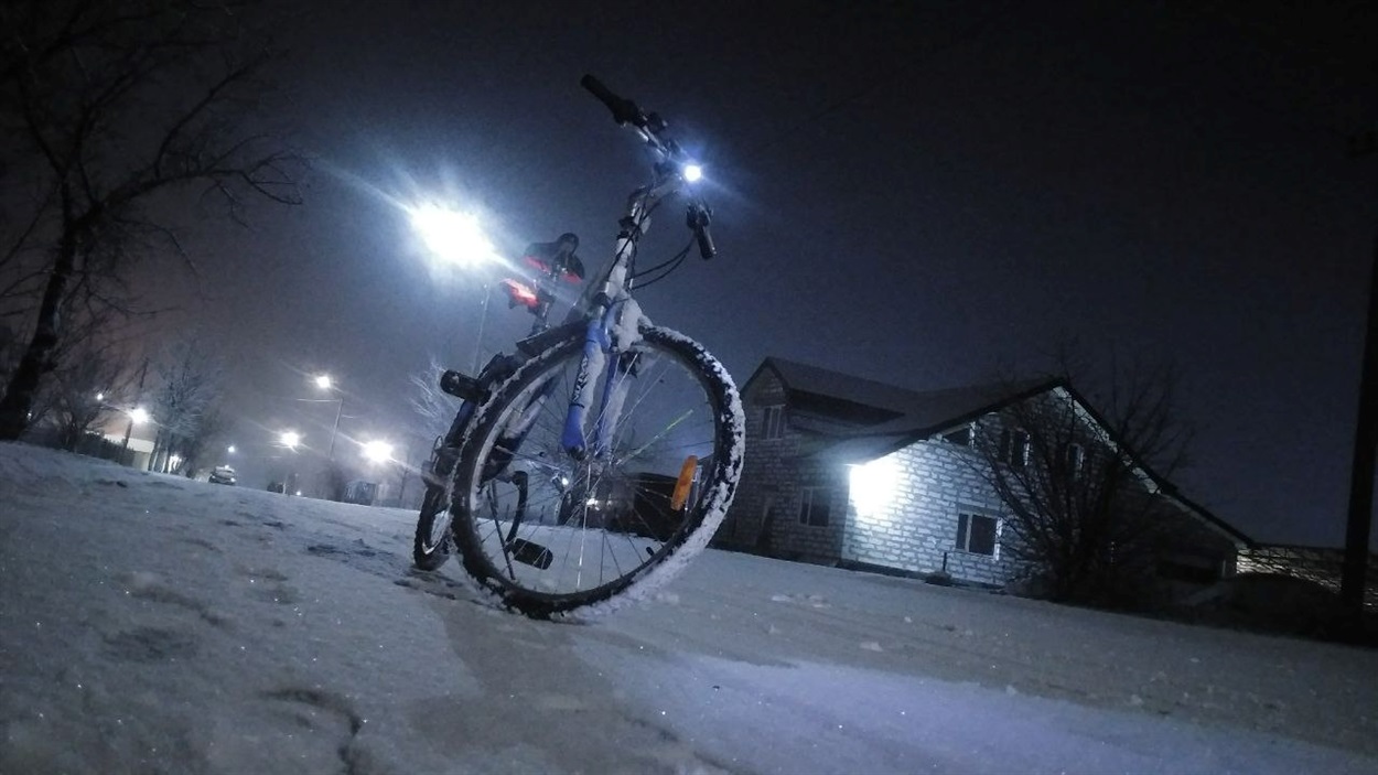 Велосипед має бути обладнаний ліхтариком (фарою) і стоп-сигналом