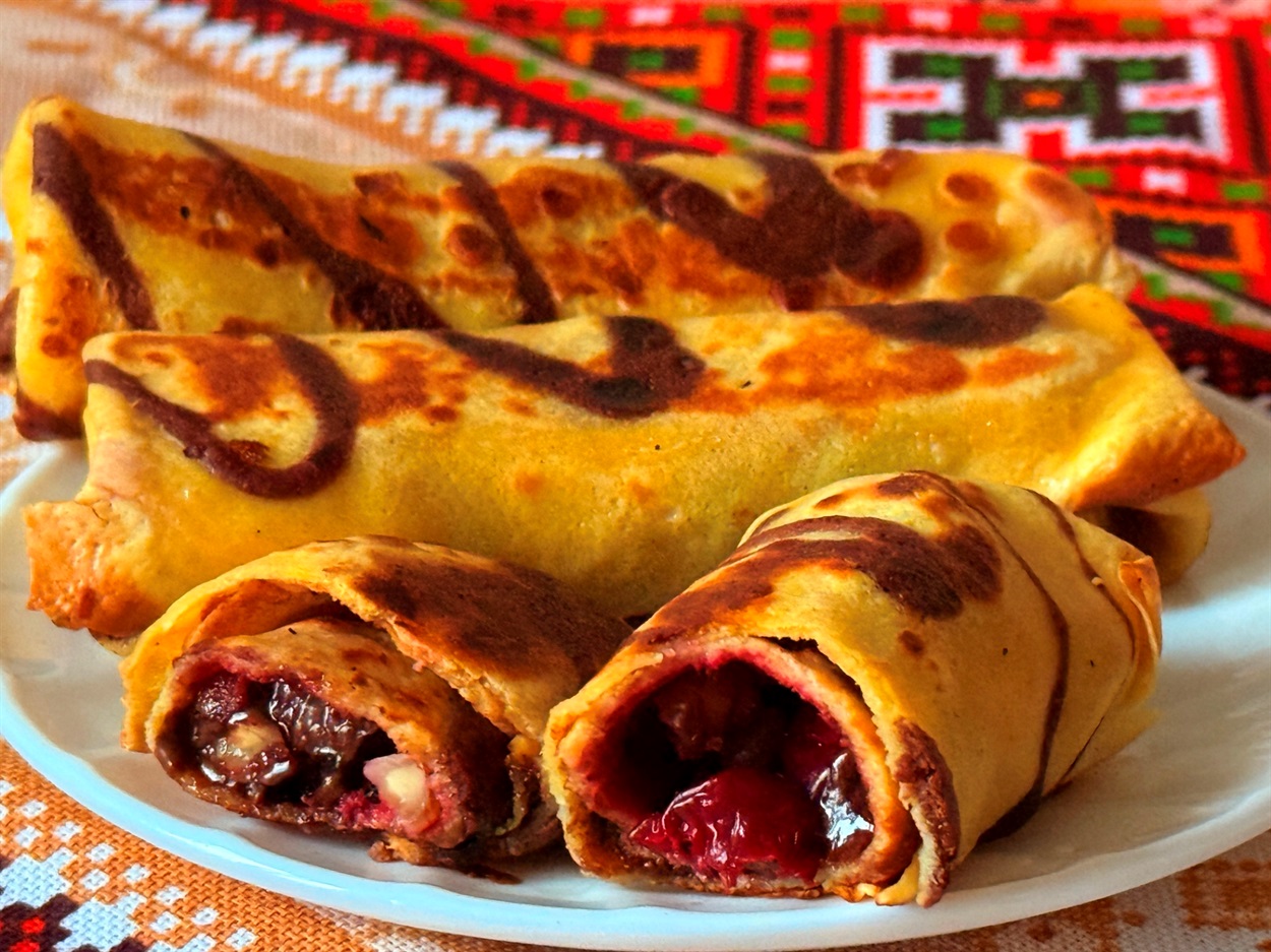 Млинці з вишнями, шоколадом та горіхами