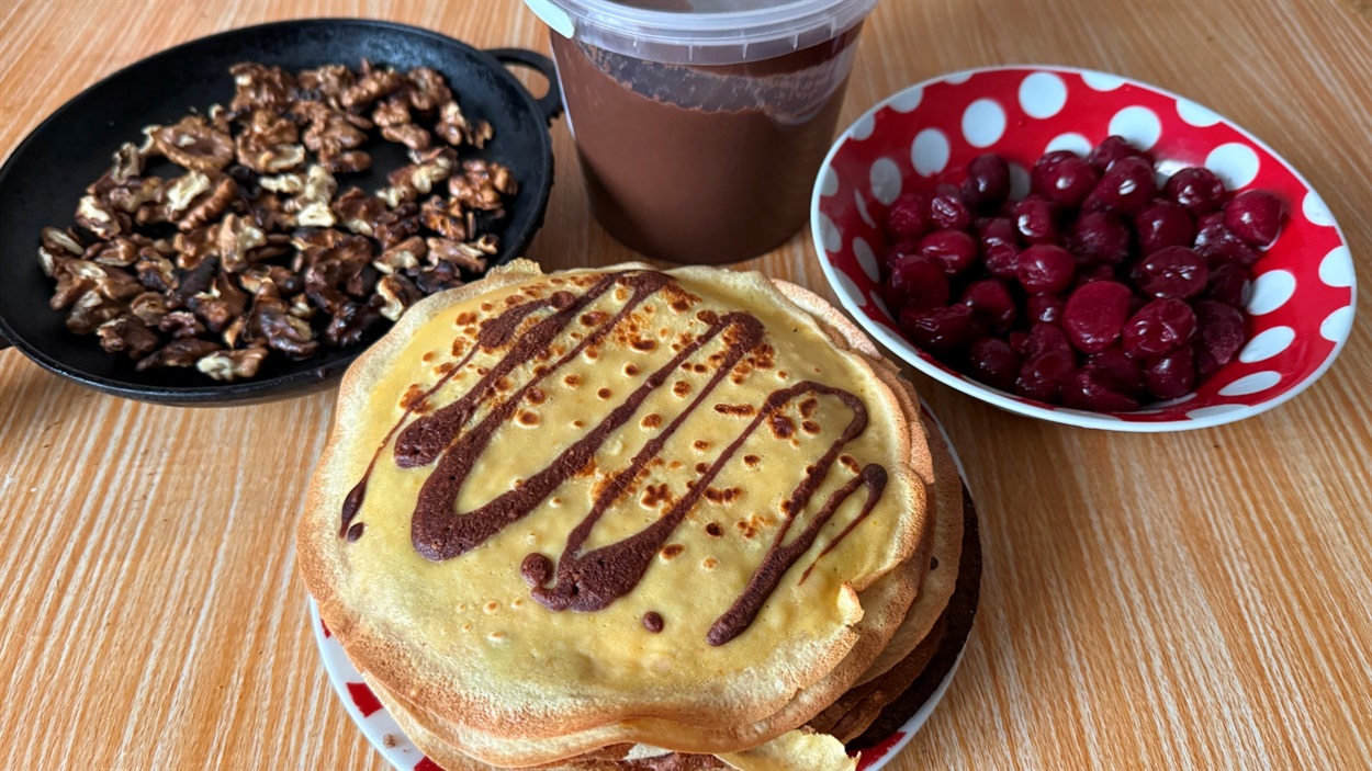 Інгредієнти для млинців з вишнями, шоколадом та горіхами