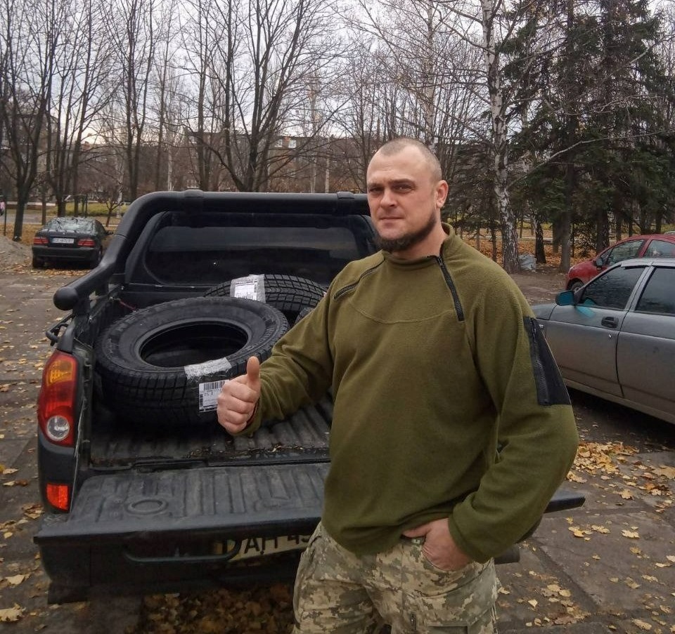 Максим Демченко на позашляховику, придбаному для його підрозділу підписниками Гард.City. У кузові — нова гума, також куплена завдяки підтримці донаторів