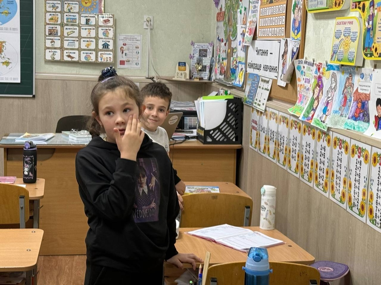 «Листи і подарунки на передову»: освітяни, діти та журналісти об’єдналися в акції до Дня ЗСУ