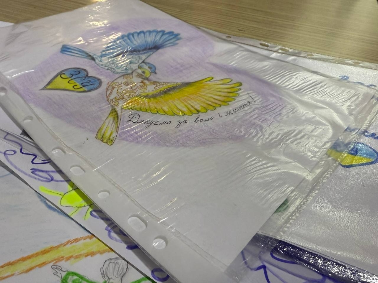 «Листи і подарунки на передову»: освітяни, діти та журналісти об’єдналися в акції до Дня ЗСУ