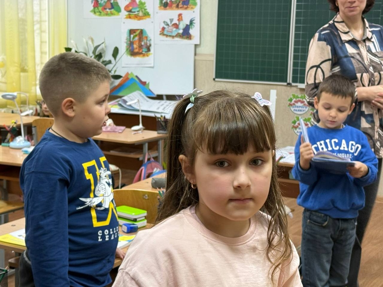 «Листи і подарунки на передову»: освітяни, діти та журналісти об’єдналися в акції до Дня ЗСУ