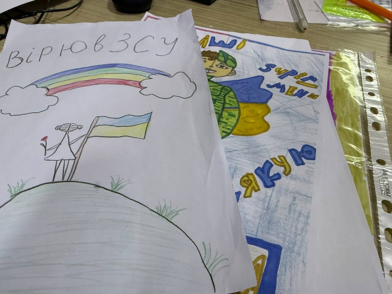 «Листи і подарунки на передову»: освітяни, діти та журналісти об’єдналися в акції до Дня ЗСУ