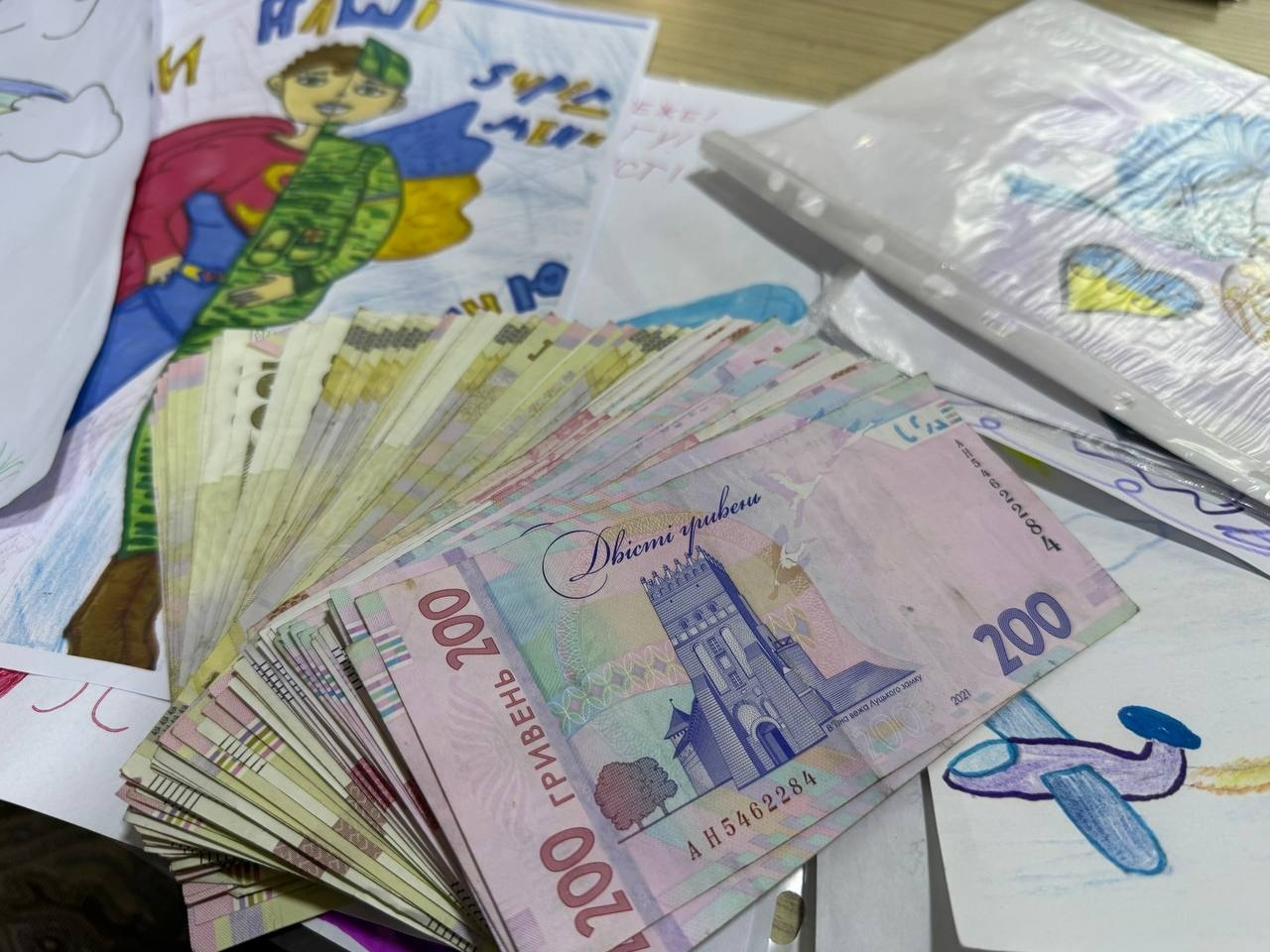 «Листи і подарунки на передову»: освітяни, діти та журналісти об’єдналися в акції до Дня ЗСУ