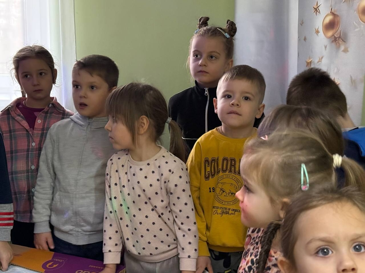 «Листи і подарунки на передову»: освітяни, діти та журналісти об’єдналися в акції до Дня ЗСУ