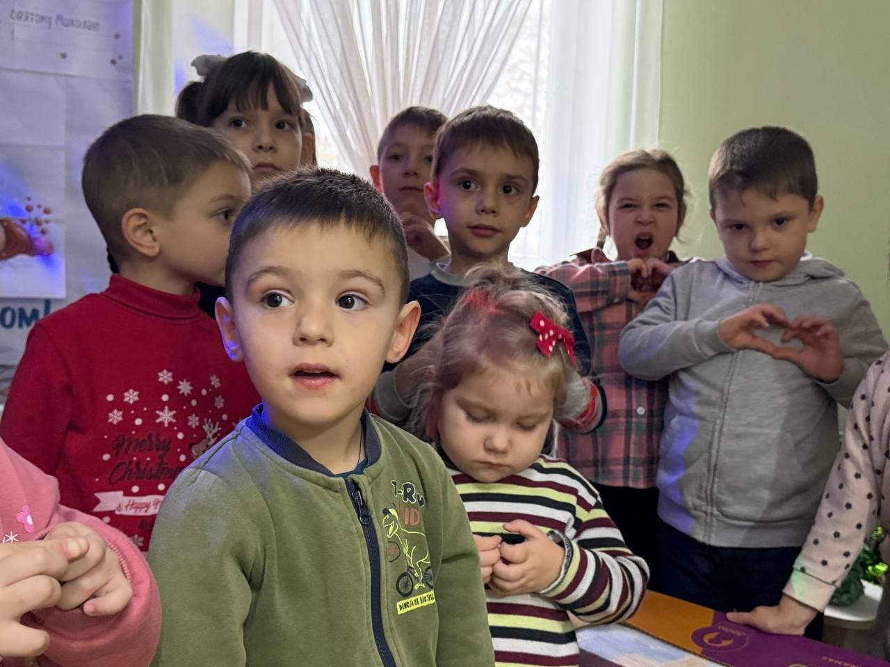 «Листи і подарунки на передову»: освітяни, діти та журналісти об’єдналися в акції до Дня ЗСУ