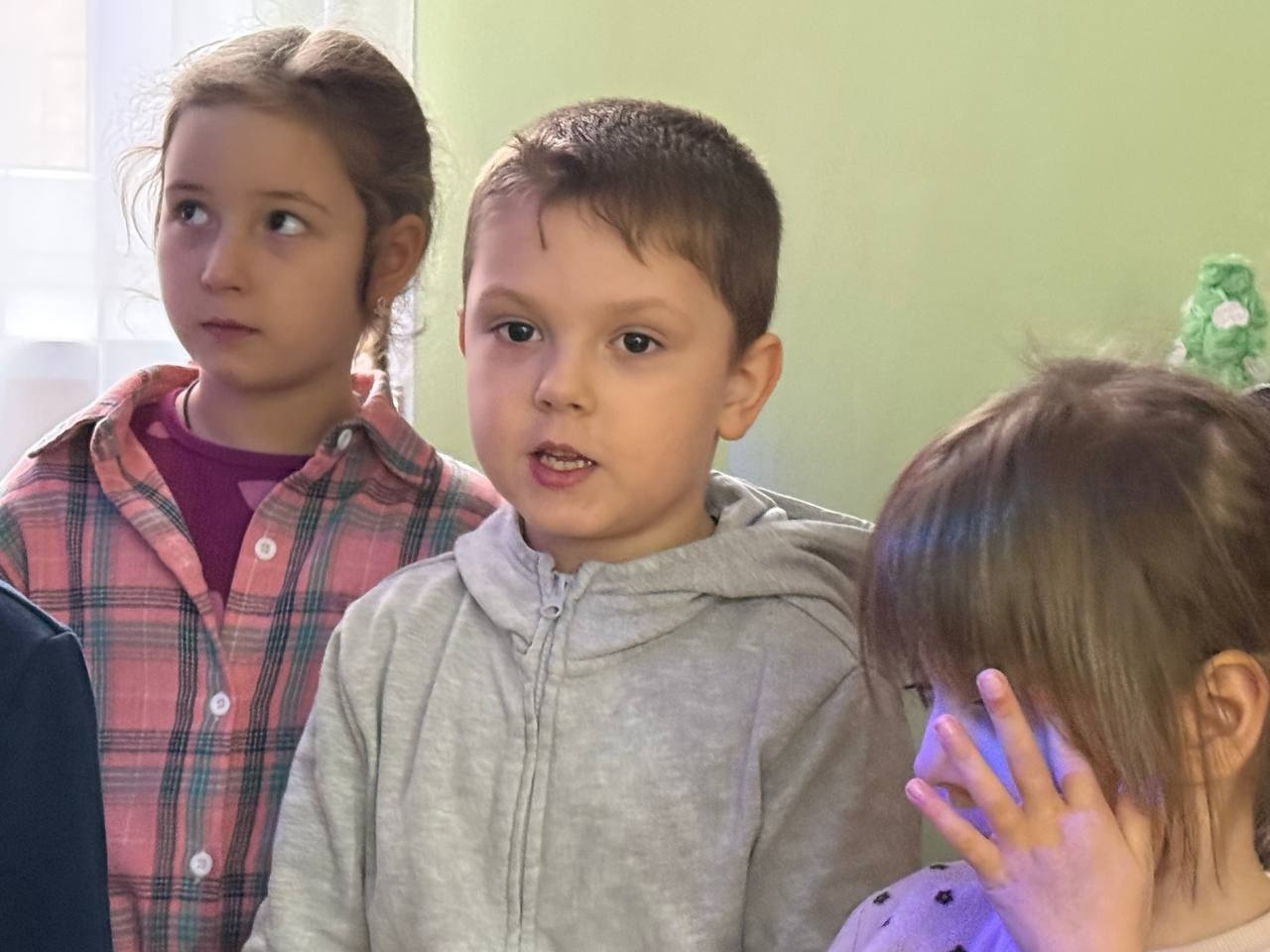 «Листи і подарунки на передову»: освітяни, діти та журналісти об’єдналися в акції до Дня ЗСУ