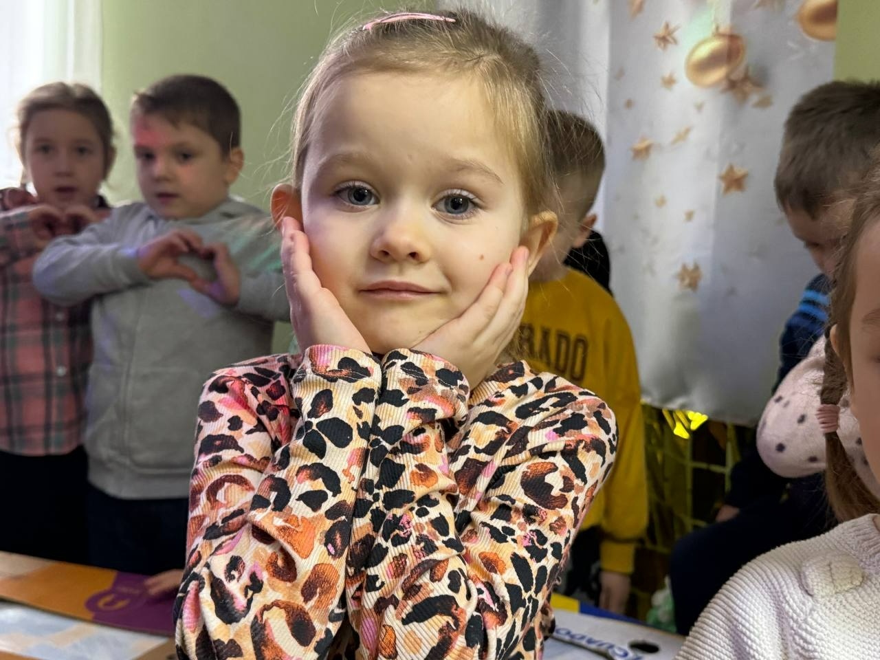 «Листи і подарунки на передову»: освітяни, діти та журналісти об’єдналися в акції до Дня ЗСУ