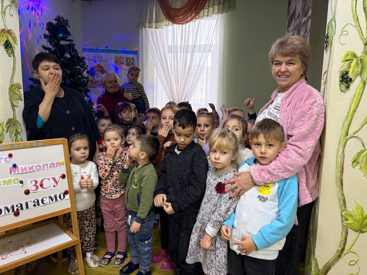 «Листи і подарунки на передову»: освітяни, діти та журналісти об’єдналися в акції до Дня ЗСУ