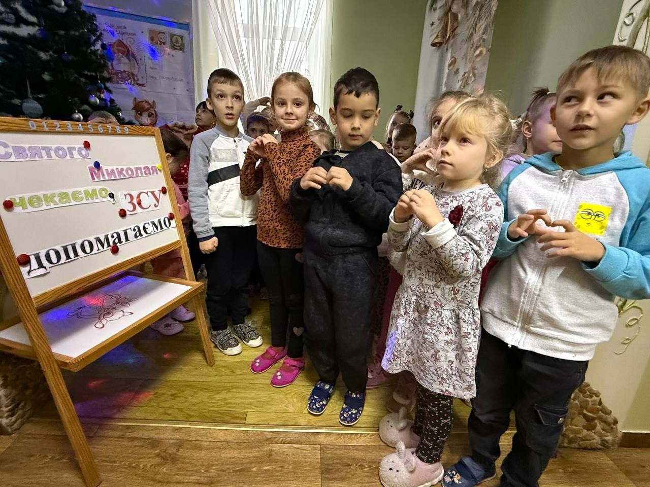 «Листи і подарунки на передову»: освітяни, діти та журналісти об’єдналися в акції до Дня ЗСУ