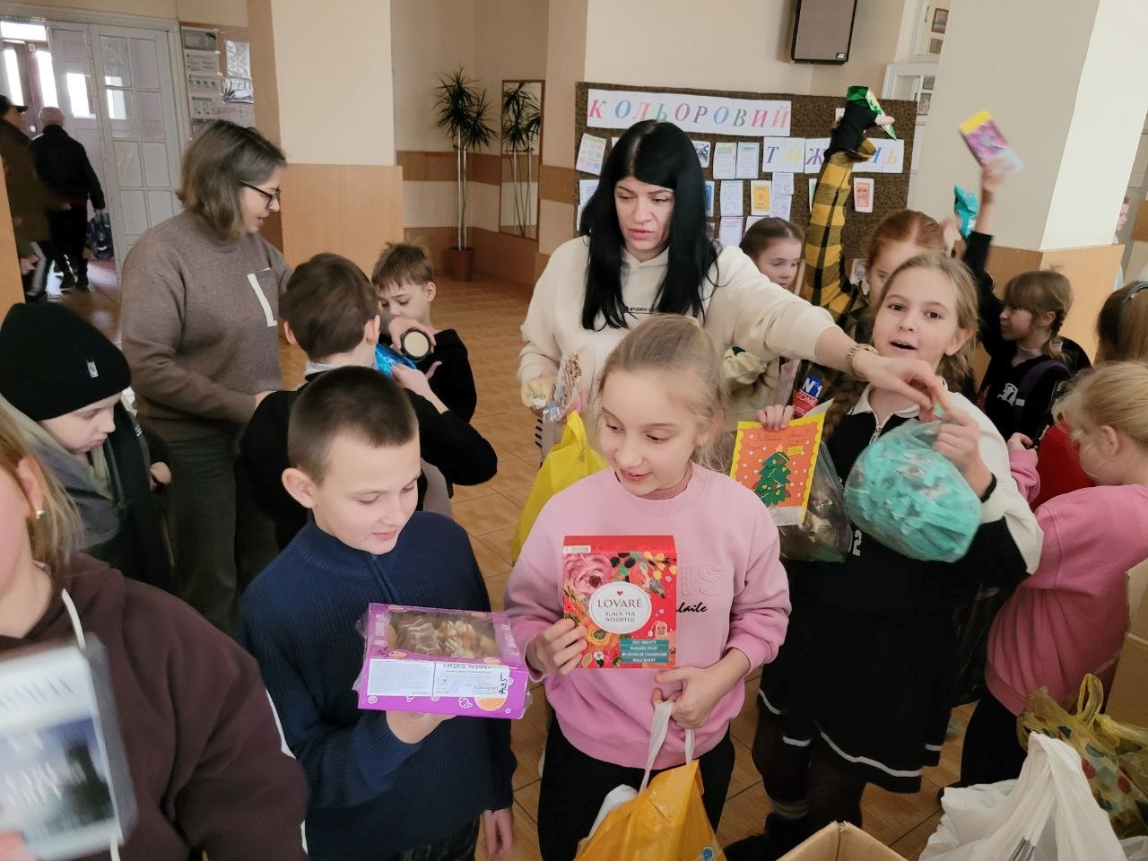 «Листи і подарунки на передову»: освітяни, діти та журналісти об’єдналися в акції до Дня ЗСУ