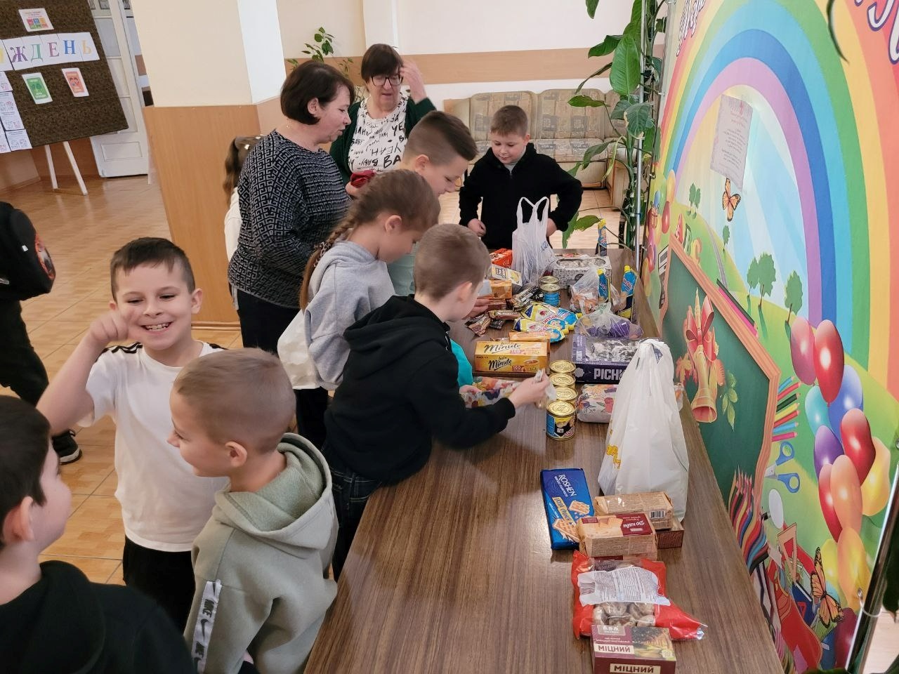 «Листи і подарунки на передову»: освітяни, діти та журналісти об’єдналися в акції до Дня ЗСУ