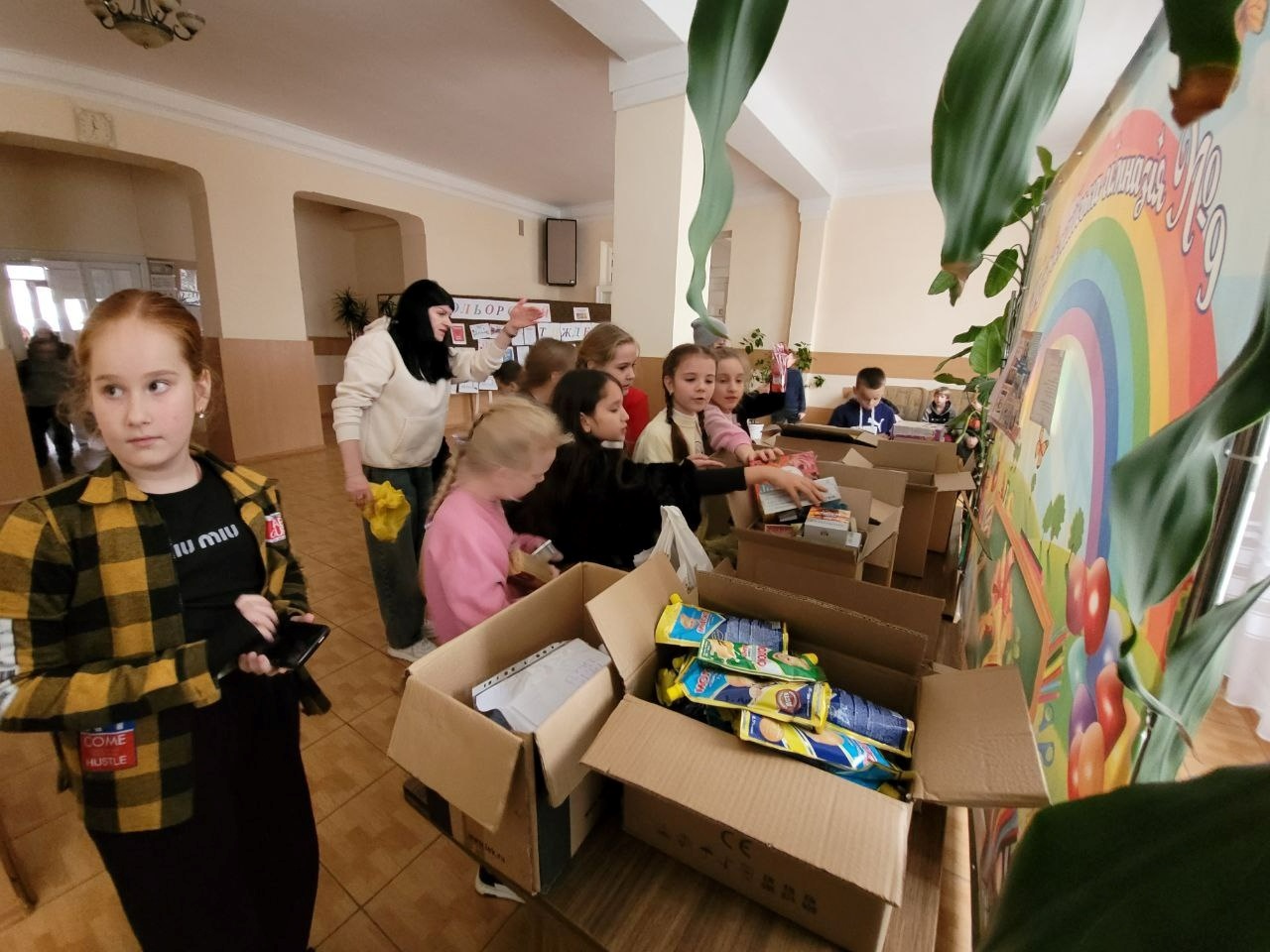 «Листи і подарунки на передову»: освітяни, діти та журналісти об’єдналися в акції до Дня ЗСУ