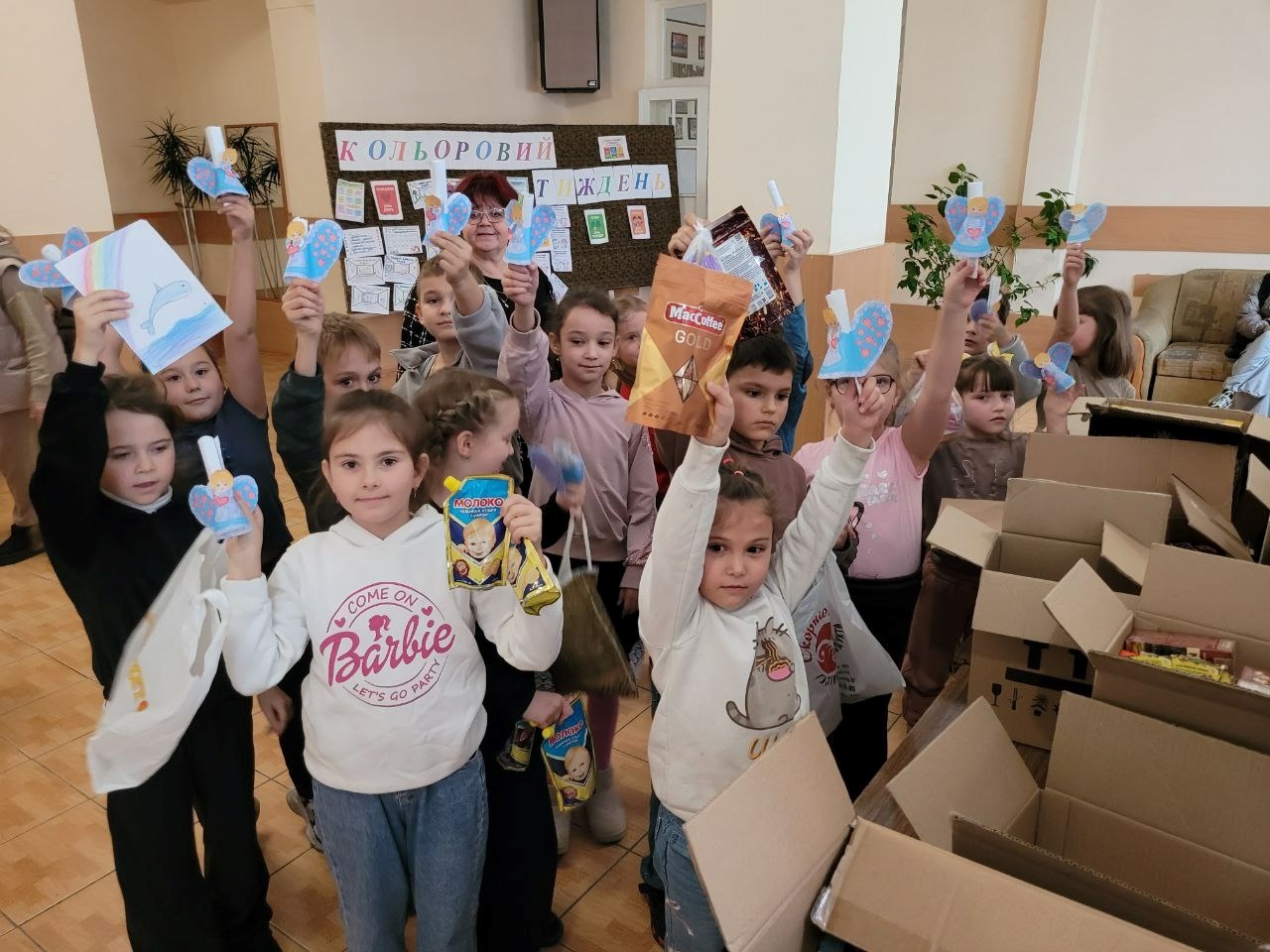 «Листи і подарунки на передову»: освітяни, діти та журналісти об’єдналися в акції до Дня ЗСУ