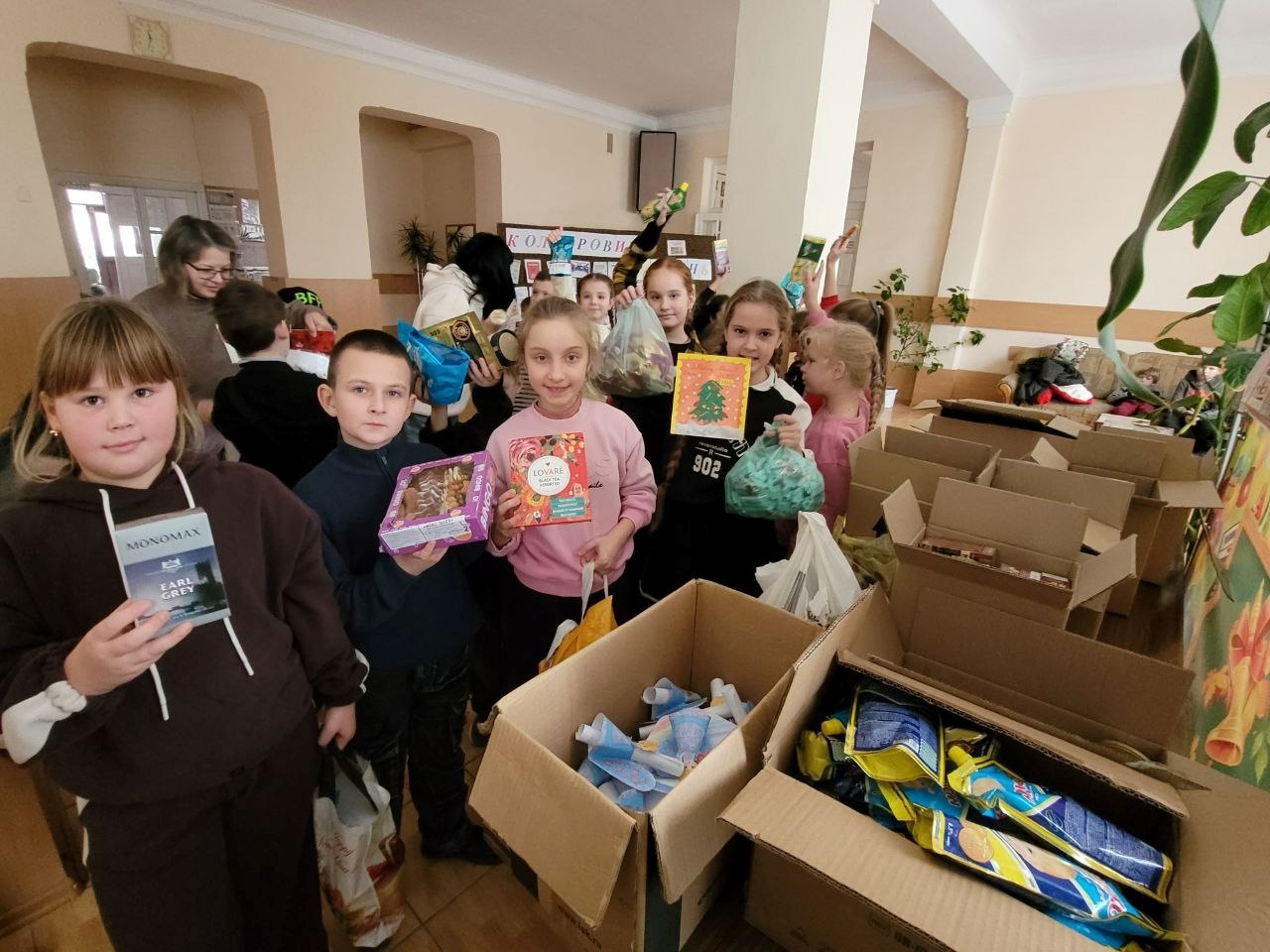 «Листи і подарунки на передову»: освітяни, діти та журналісти об’єдналися в акції до Дня ЗСУ