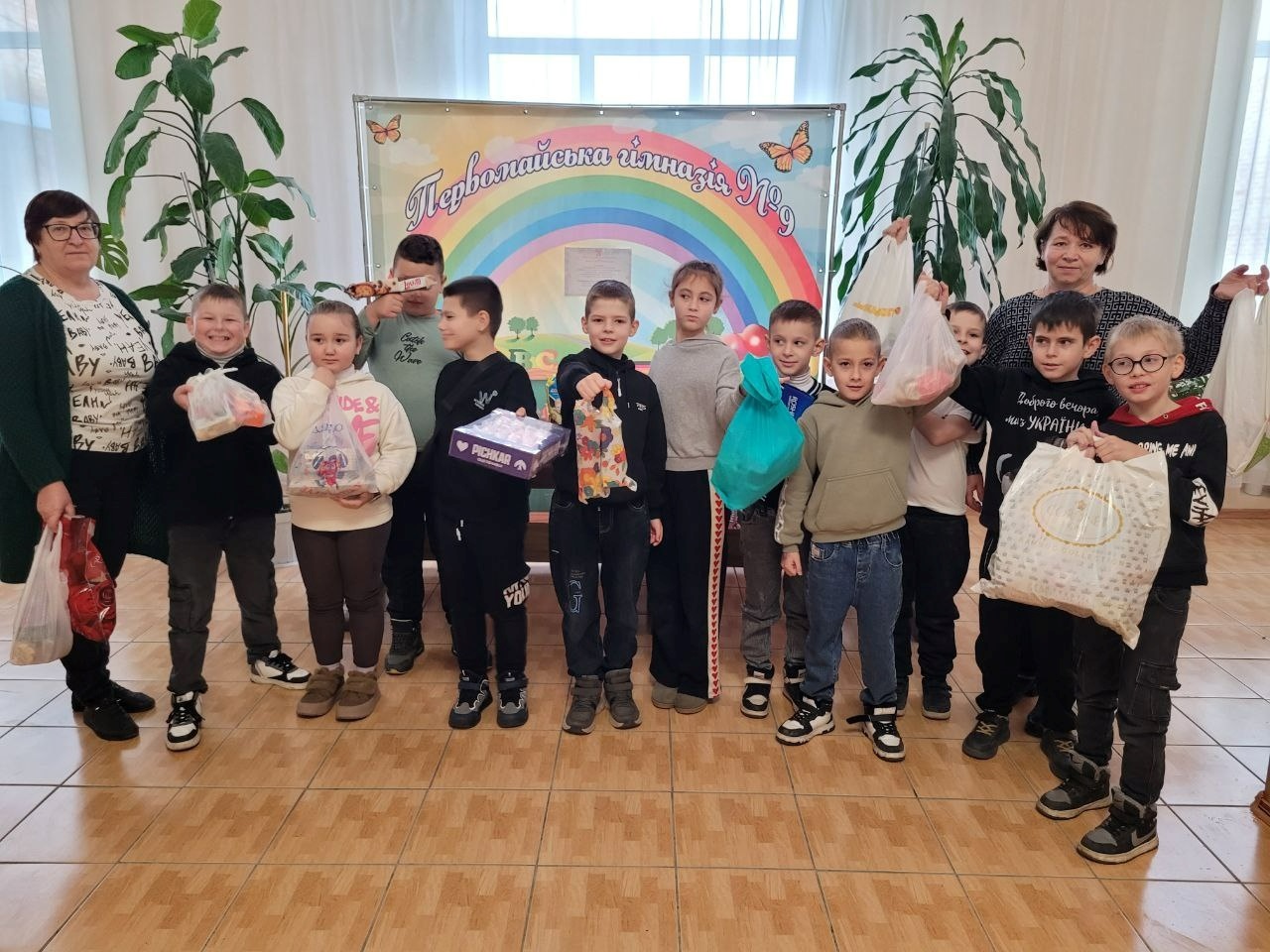 «Листи і подарунки на передову»: освітяни, діти та журналісти об’єдналися в акції до Дня ЗСУ