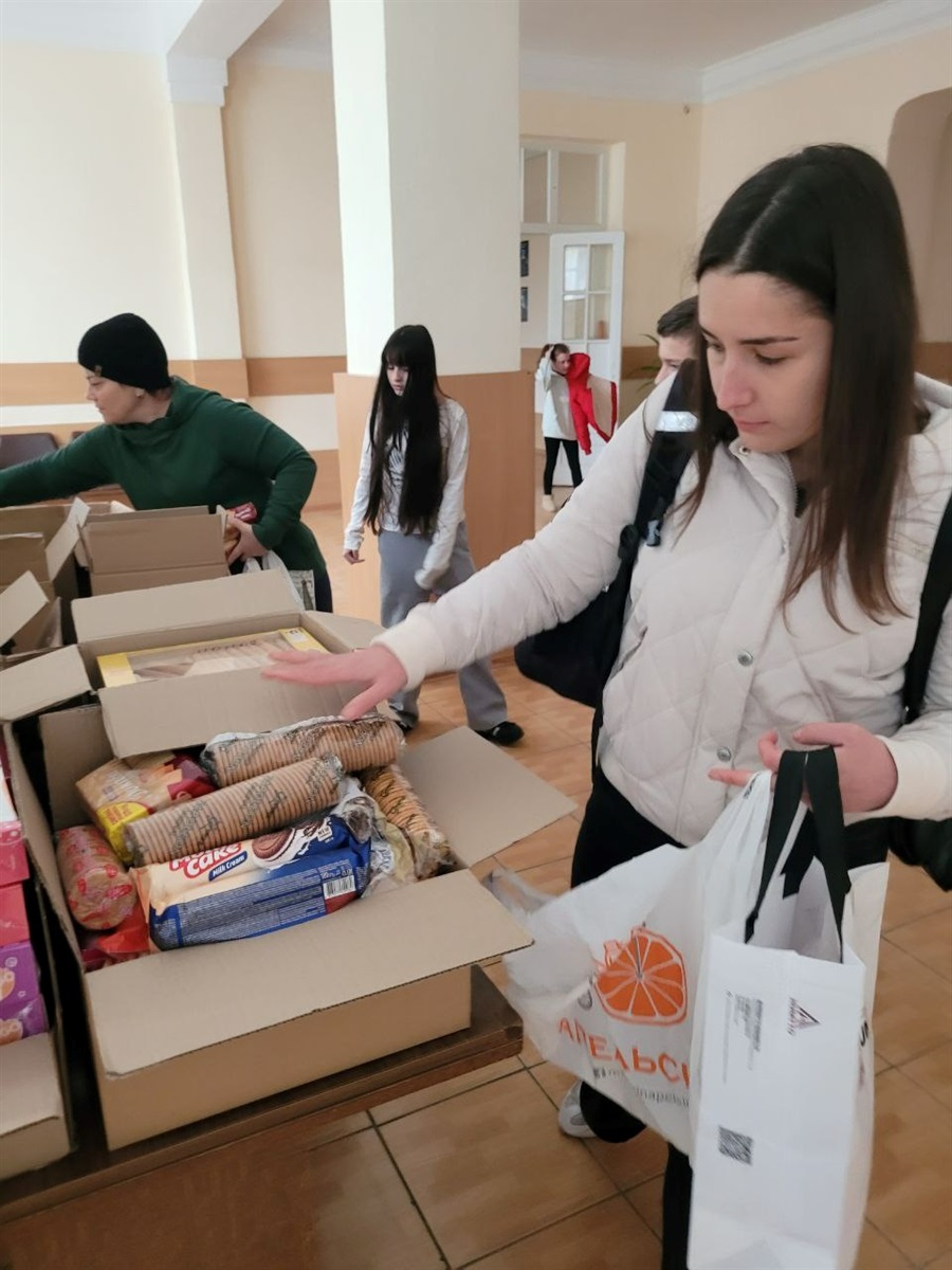 «Листи і подарунки на передову»: освітяни, діти та журналісти об’єдналися в акції до Дня ЗСУ