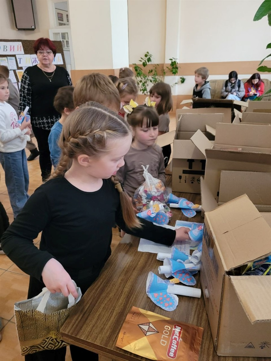 «Листи і подарунки на передову»: освітяни, діти та журналісти об’єдналися в акції до Дня ЗСУ