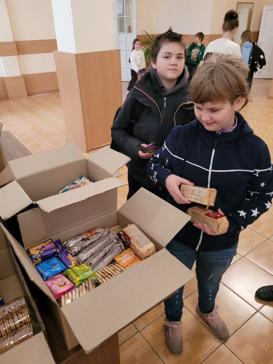 «Листи і подарунки на передову»: освітяни, діти та журналісти об’єдналися в акції до Дня ЗСУ