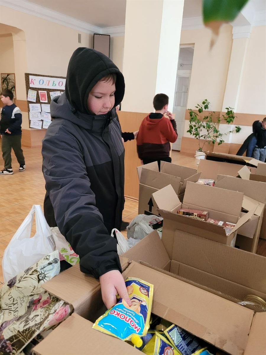 «Листи і подарунки на передову»: освітяни, діти та журналісти об’єдналися в акції до Дня ЗСУ