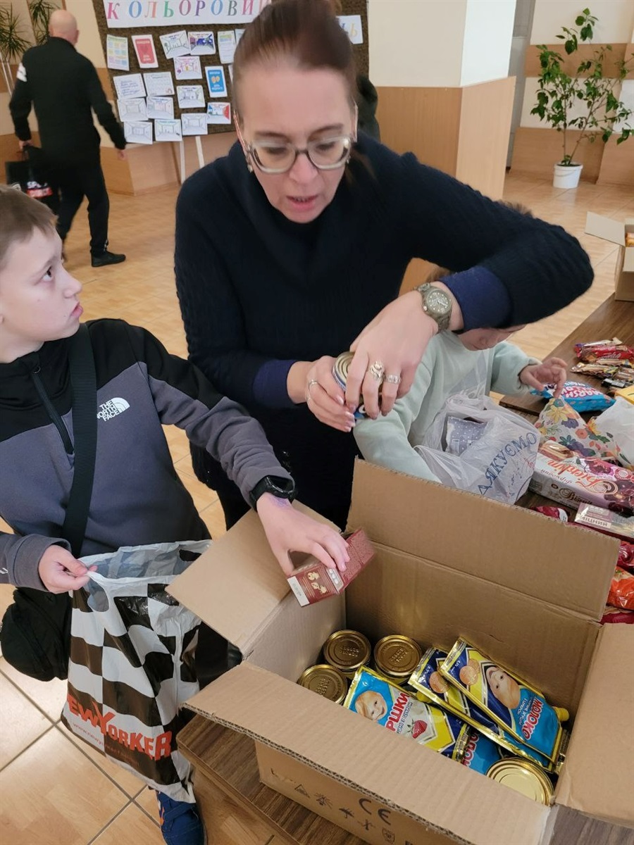 «Листи і подарунки на передову»: освітяни, діти та журналісти об’єдналися в акції до Дня ЗСУ