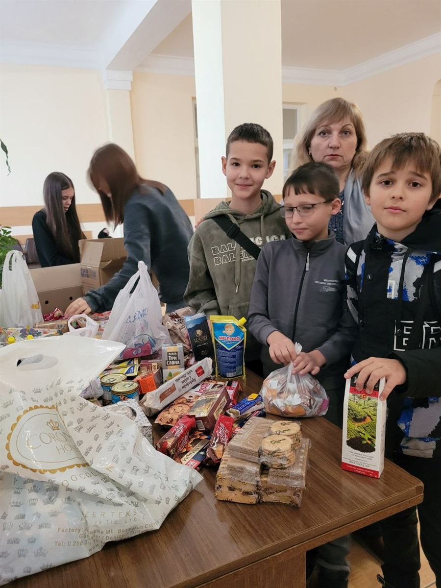 «Листи і подарунки на передову»: освітяни, діти та журналісти об’єдналися в акції до Дня ЗСУ