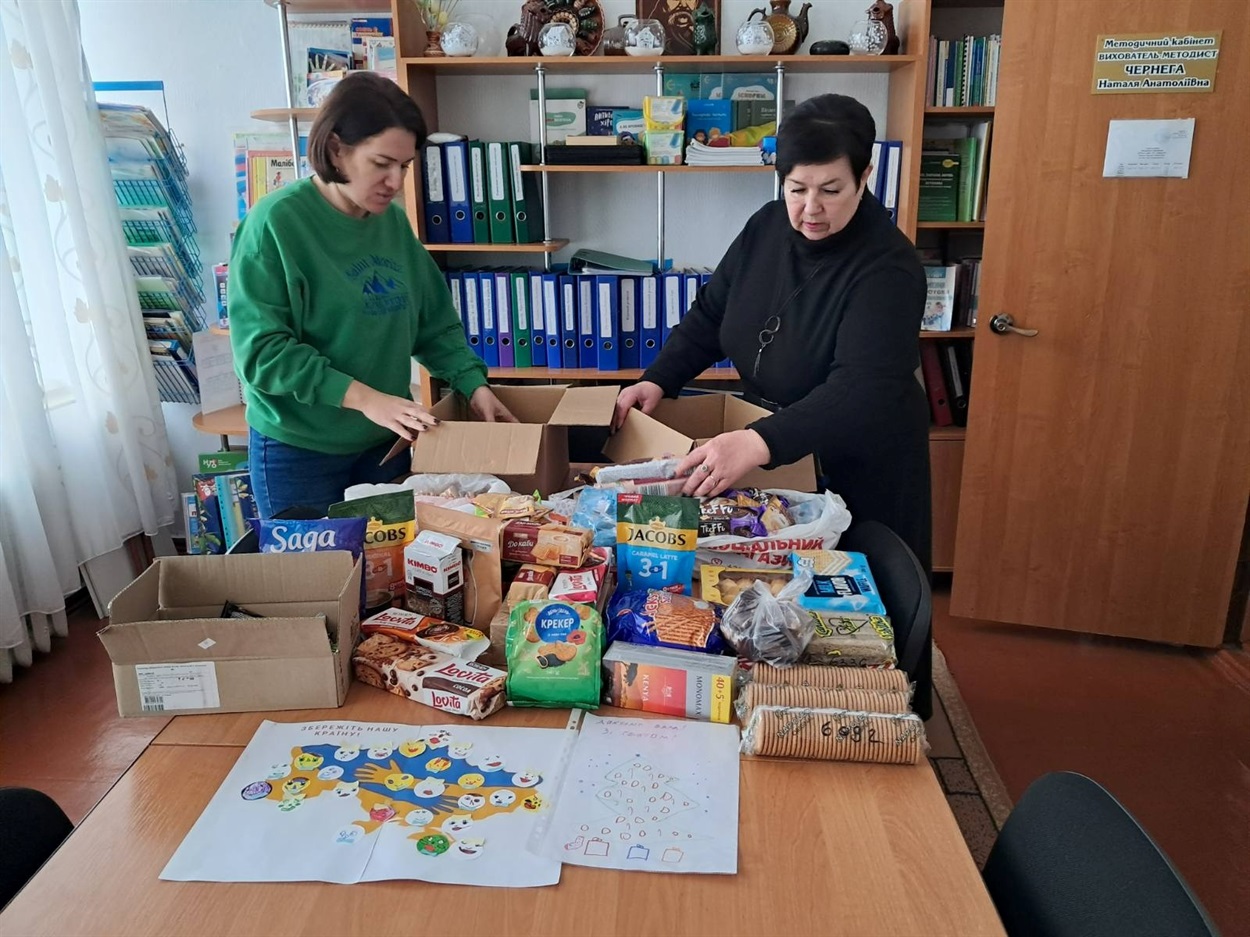 «Листи і подарунки на передову»: освітяни, діти та журналісти об’єдналися в акції до Дня ЗСУ