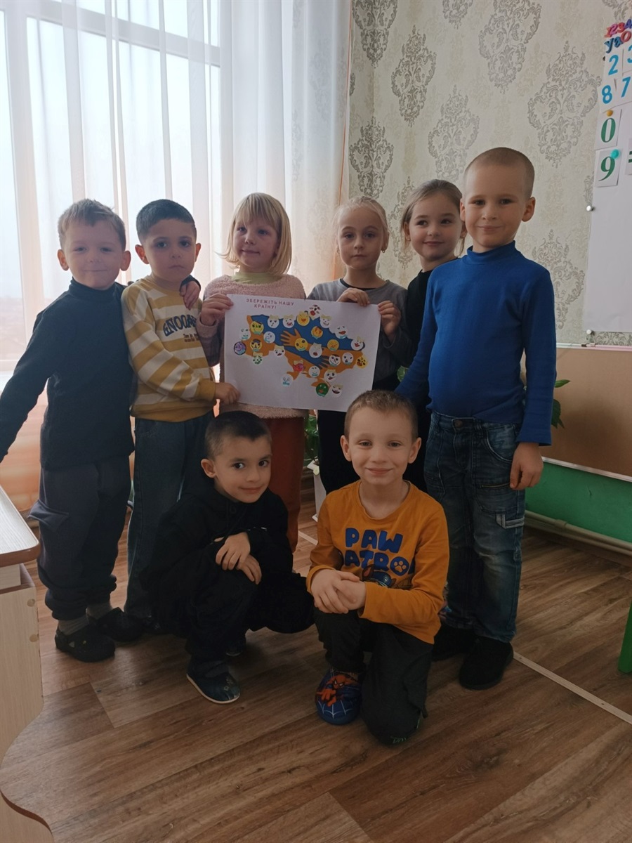 «Листи і подарунки на передову»: освітяни, діти та журналісти об’єдналися в акції до Дня ЗСУ