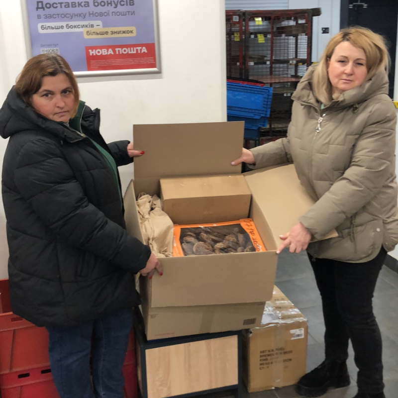 «Листи і подарунки на передову»: освітяни, діти та журналісти об’єдналися в акції до Дня ЗСУ