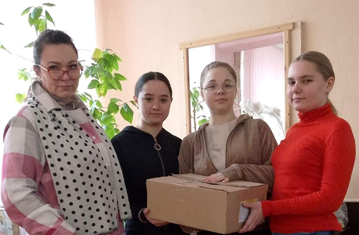 «Листи і подарунки на передову»: освітяни, діти та журналісти об’єдналися в акції до Дня ЗСУ