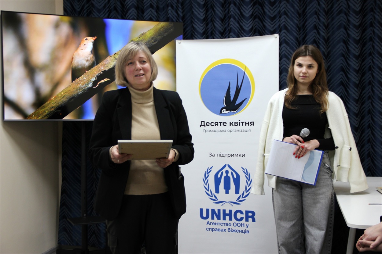 Наталя Кучмій ліворуч