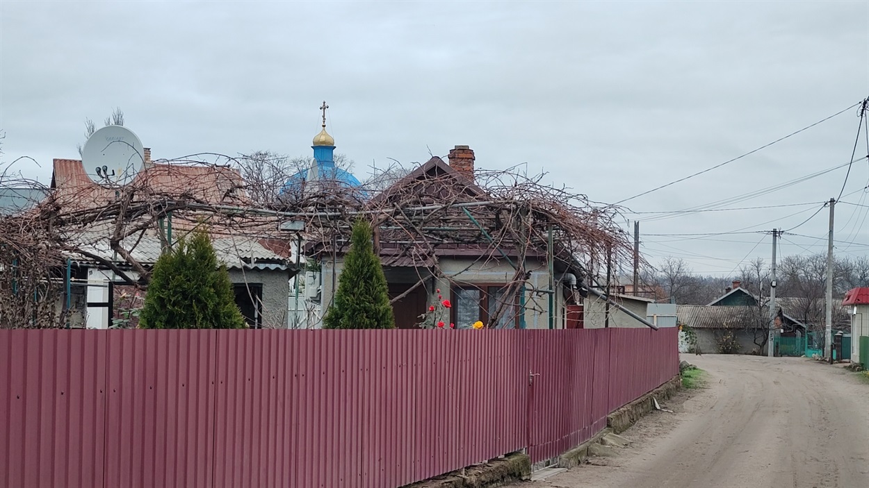 Від будинку №2 видно Покровську церкву