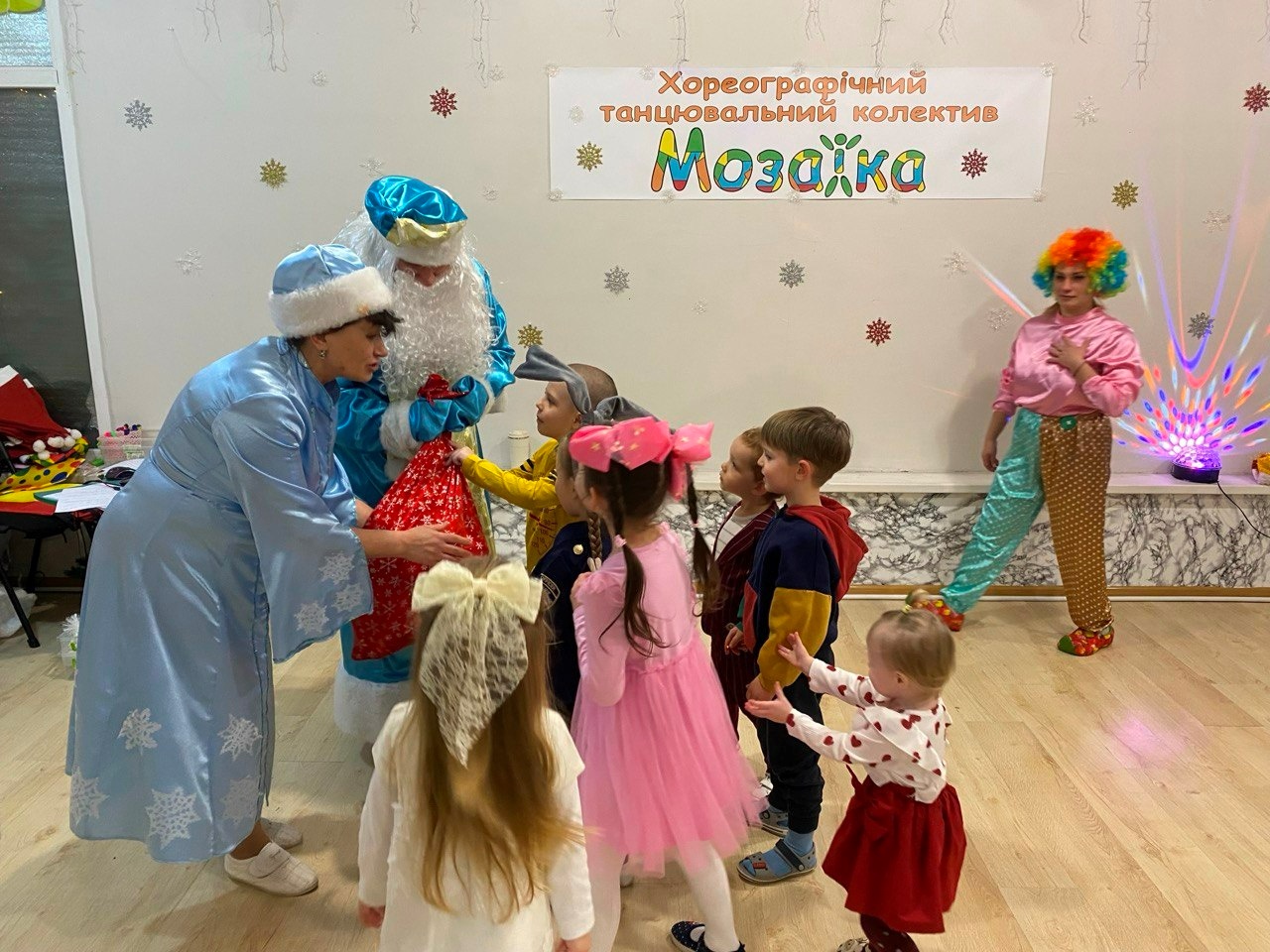 «Хочу приставку і миру»: репортаж із Дня святого Миколая у дитячому центрі розвитку у Первомайську