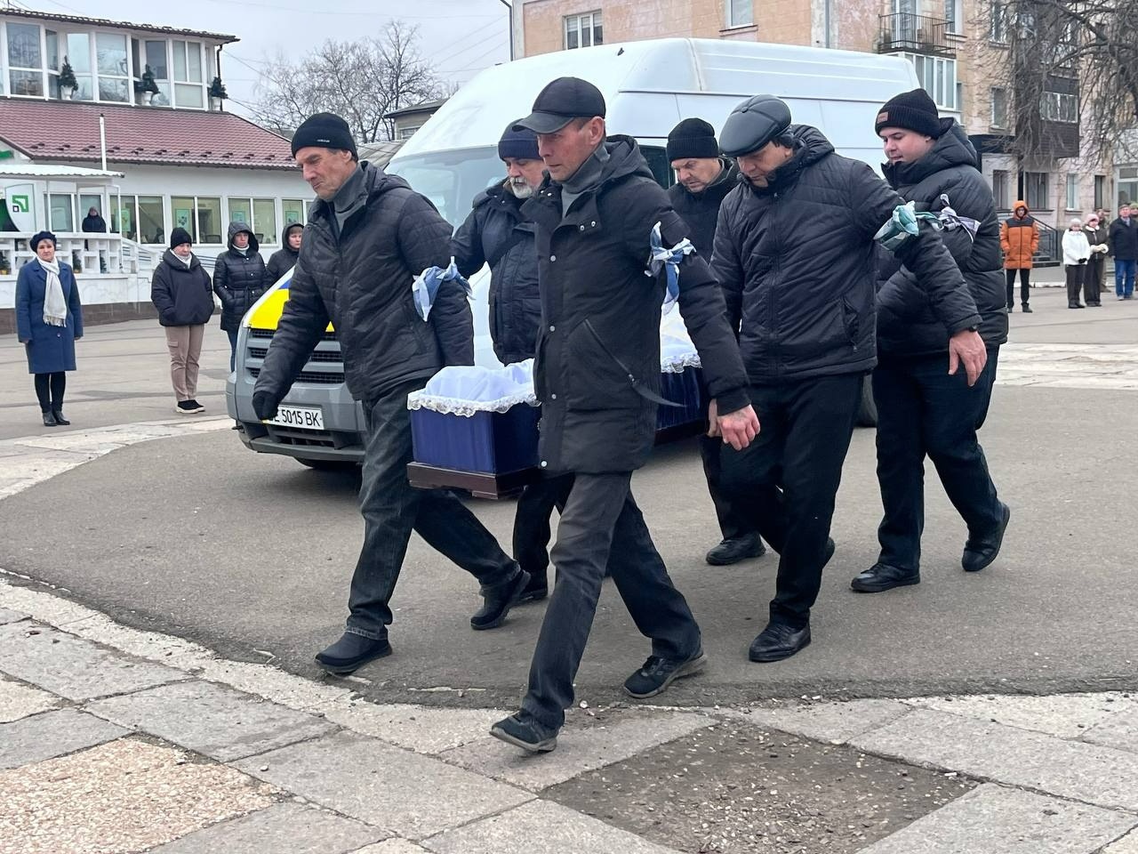 У Первомайську попрощалися з полеглим захисником України Денисом Махоньковим