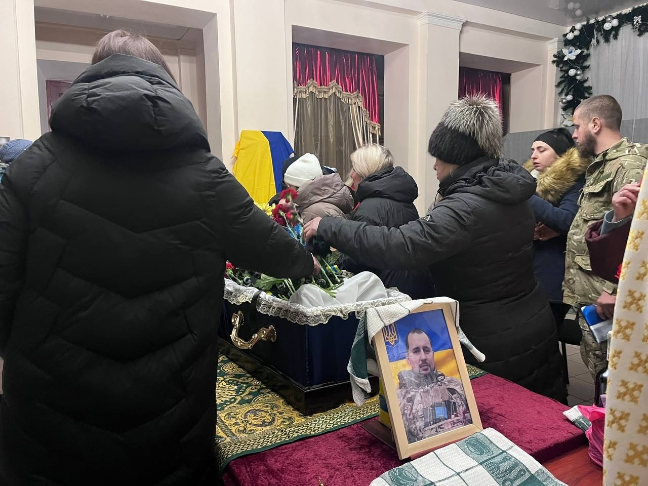 У Первомайську попрощалися з полеглим захисником України Денисом Махоньковим