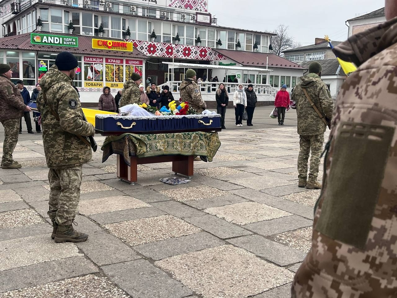 У Первомайську попрощалися з полеглим захисником України Денисом Махоньковим