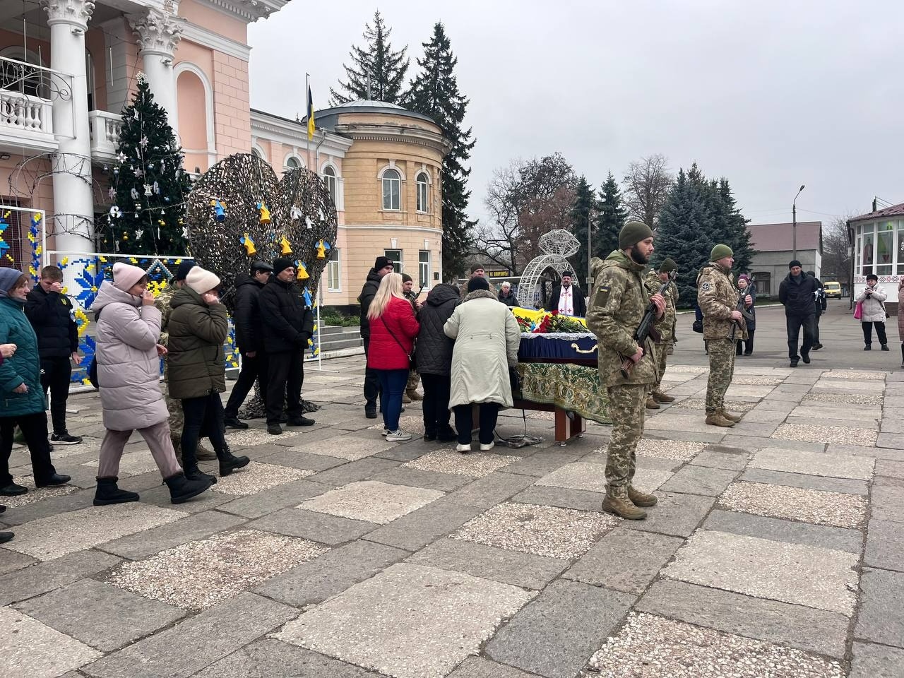 У Первомайську попрощалися з полеглим захисником України Денисом Махоньковим