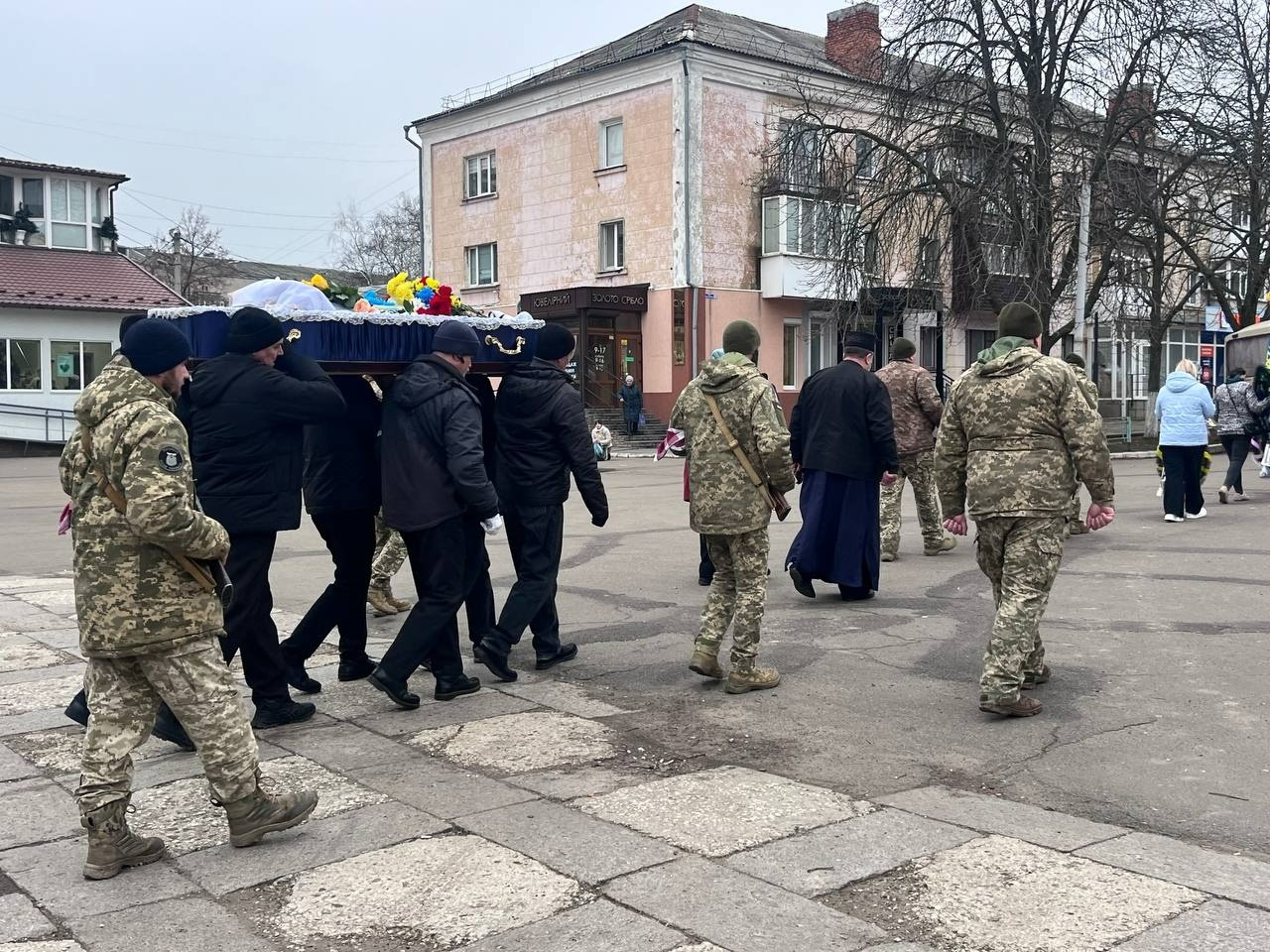 У Первомайську попрощалися з полеглим захисником України Денисом Махоньковим