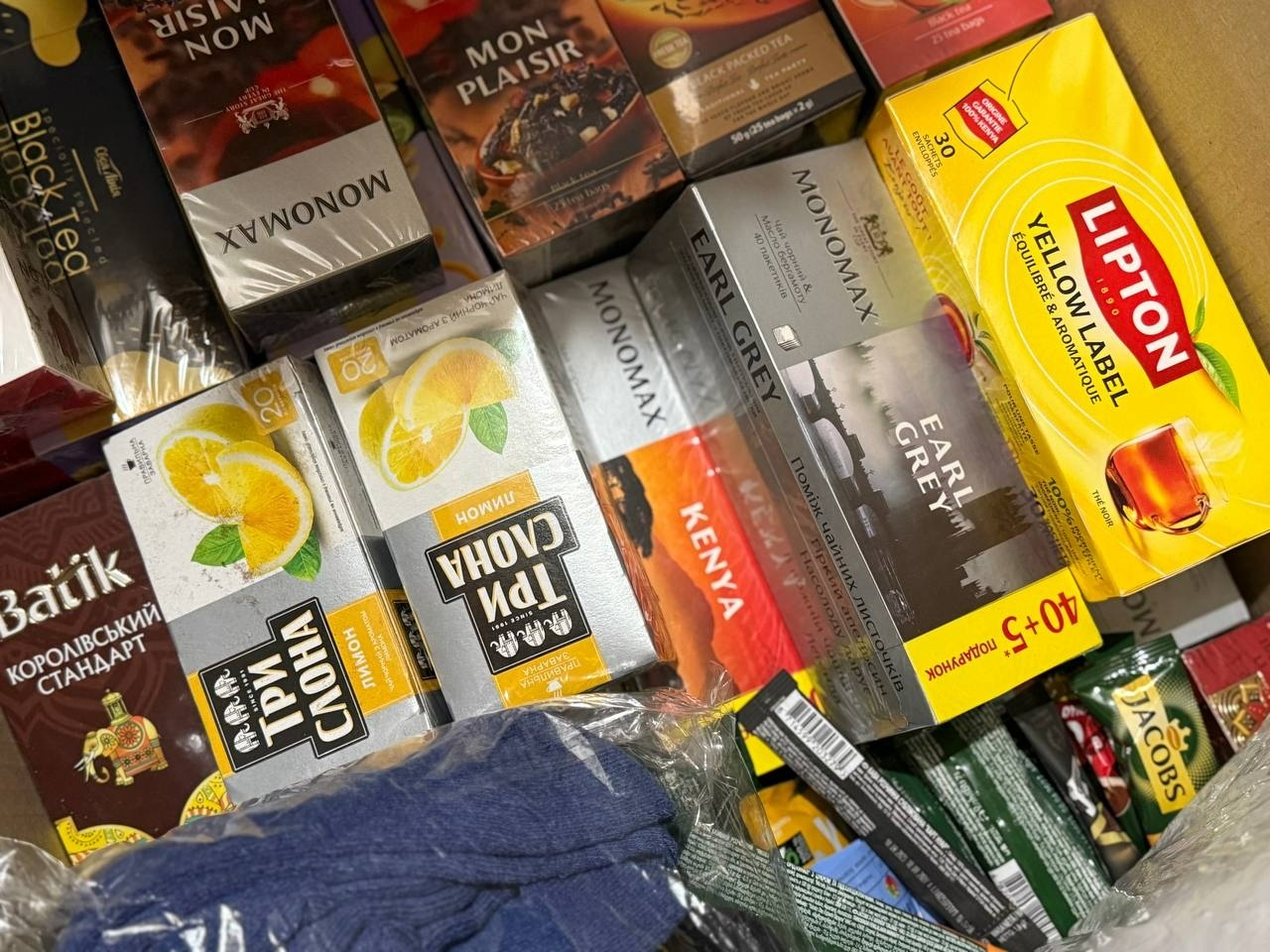 Шкарпетки, ліки, листівки та кошти: діти, батьки та вихователі садочка «Дюймовочка» — бійцям ЗСУ