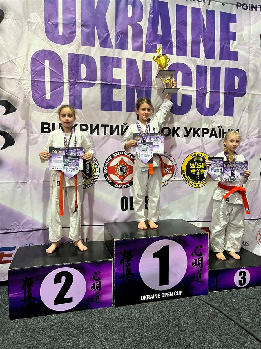 П’ять золотих і три срібні медалі: первомайські каратисти повернулися з Одеського турніру