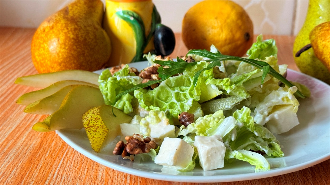 Салат з пекінської капусти, бринзи та груші