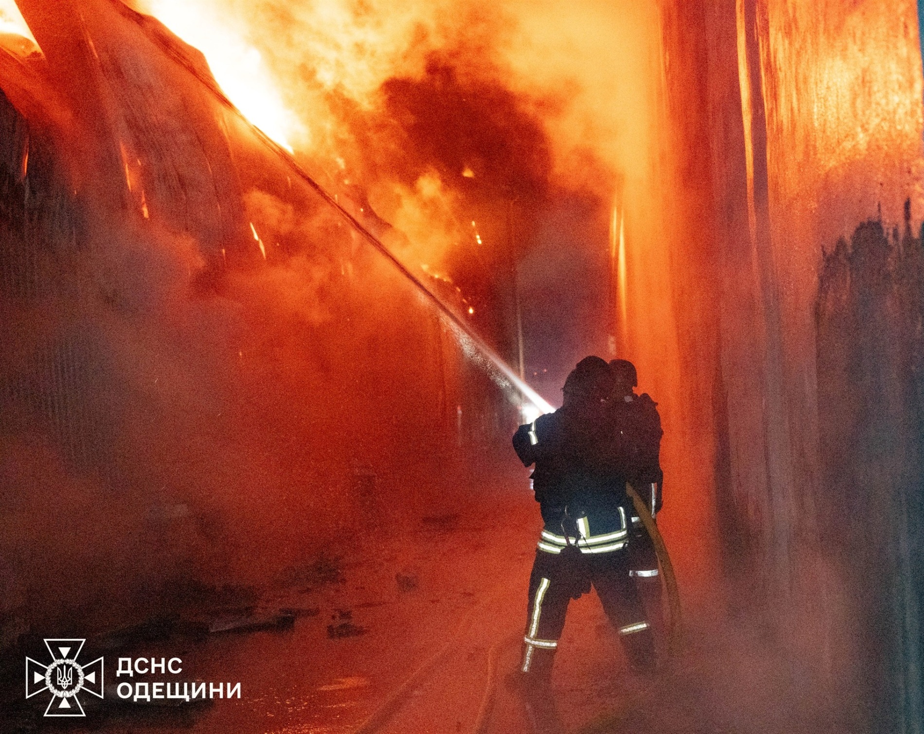 Росія атакувала Одещину дронами: масштабна пожежа на складах