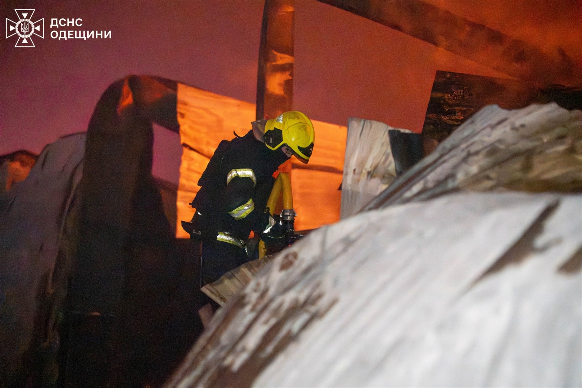 Росія атакувала Одещину дронами: масштабна пожежа на складах