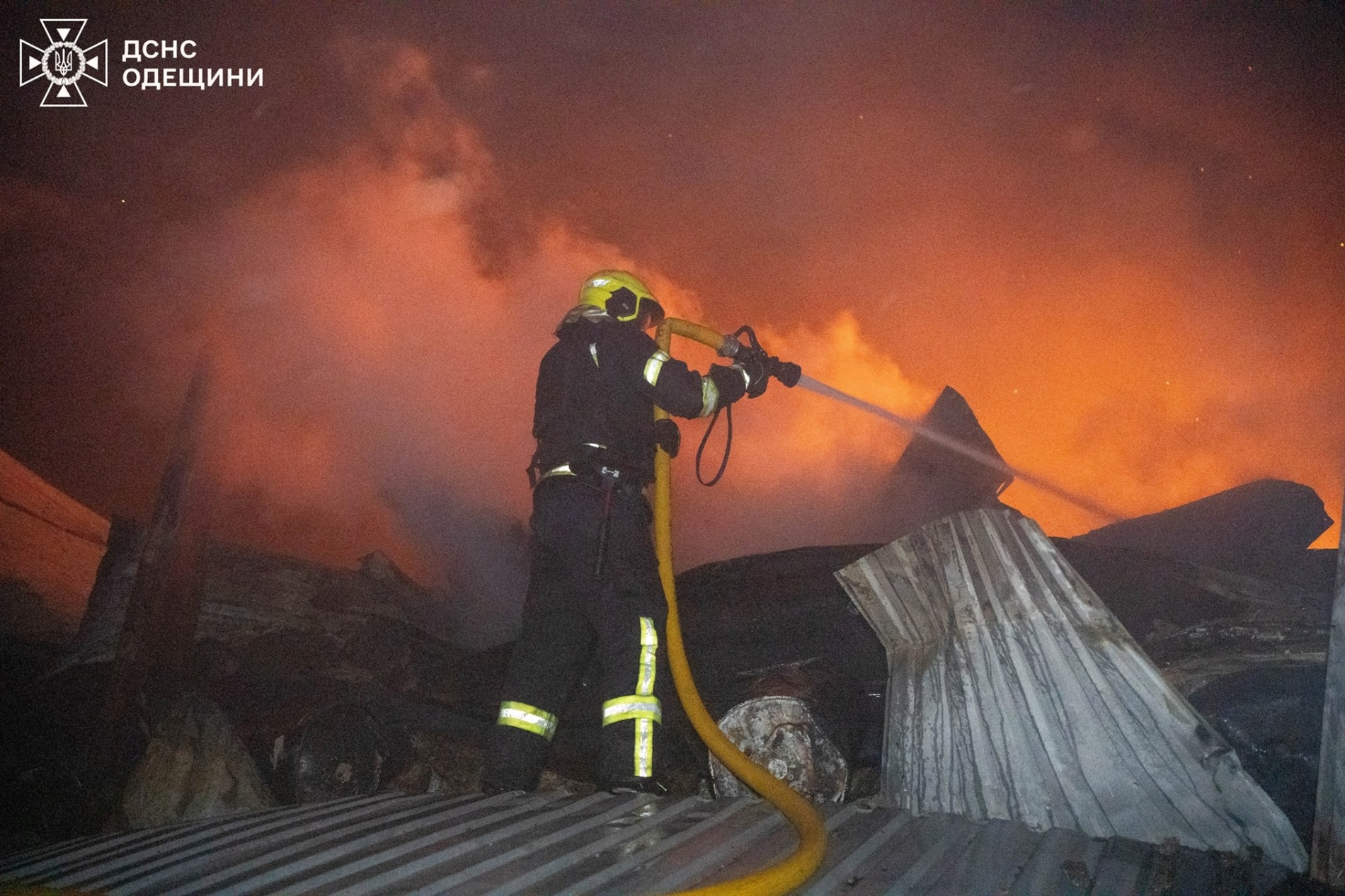 Росія атакувала Одещину дронами: масштабна пожежа на складах