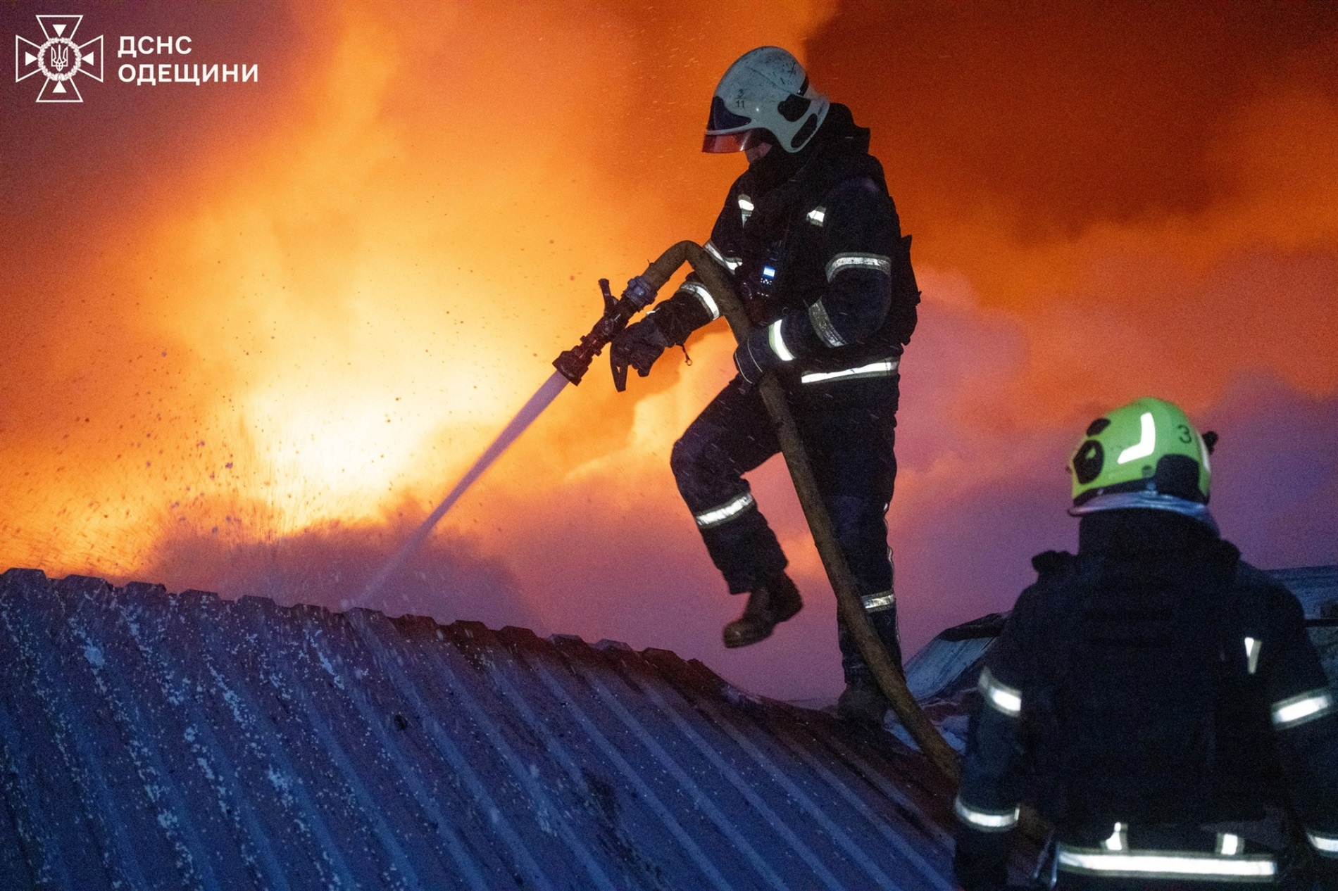 Росія атакувала Одещину дронами: масштабна пожежа на складах