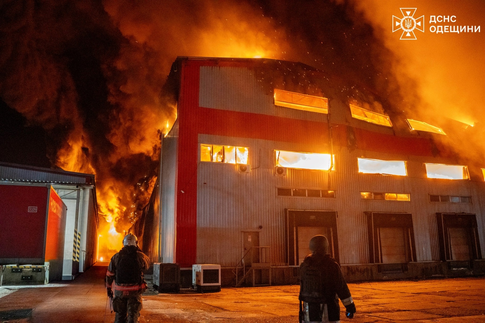 Росія атакувала Одещину дронами: масштабна пожежа на складах