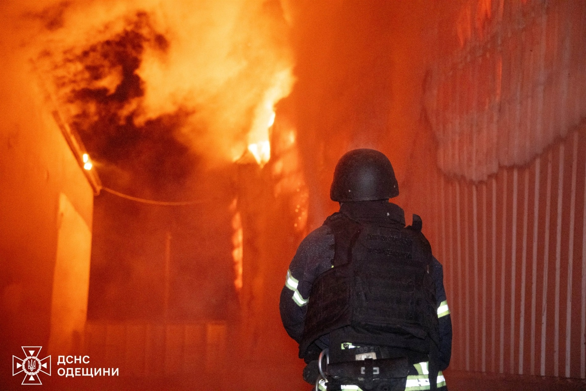 Росія атакувала Одещину дронами: масштабна пожежа на складах