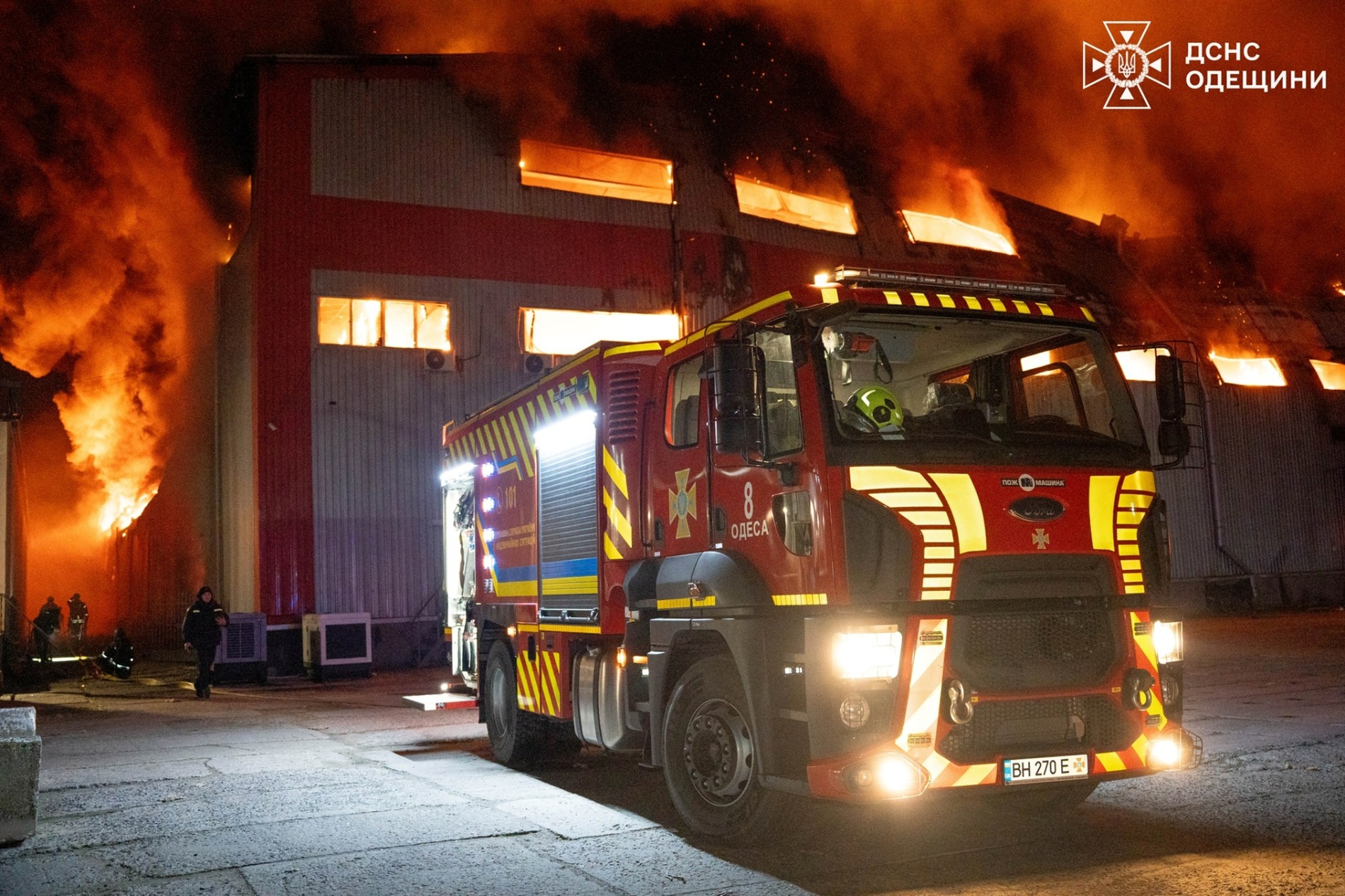 Росія атакувала Одещину дронами: масштабна пожежа на складах