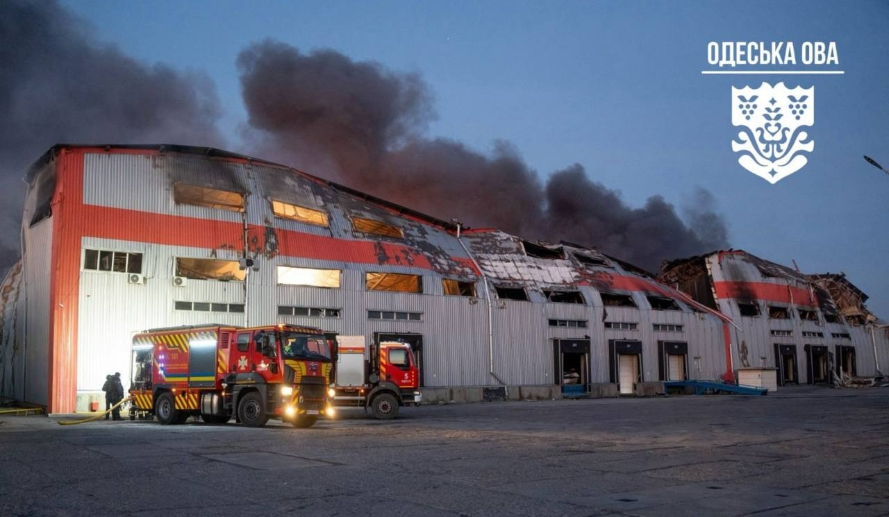 Росія атакувала Одещину дронами: масштабна пожежа на складах